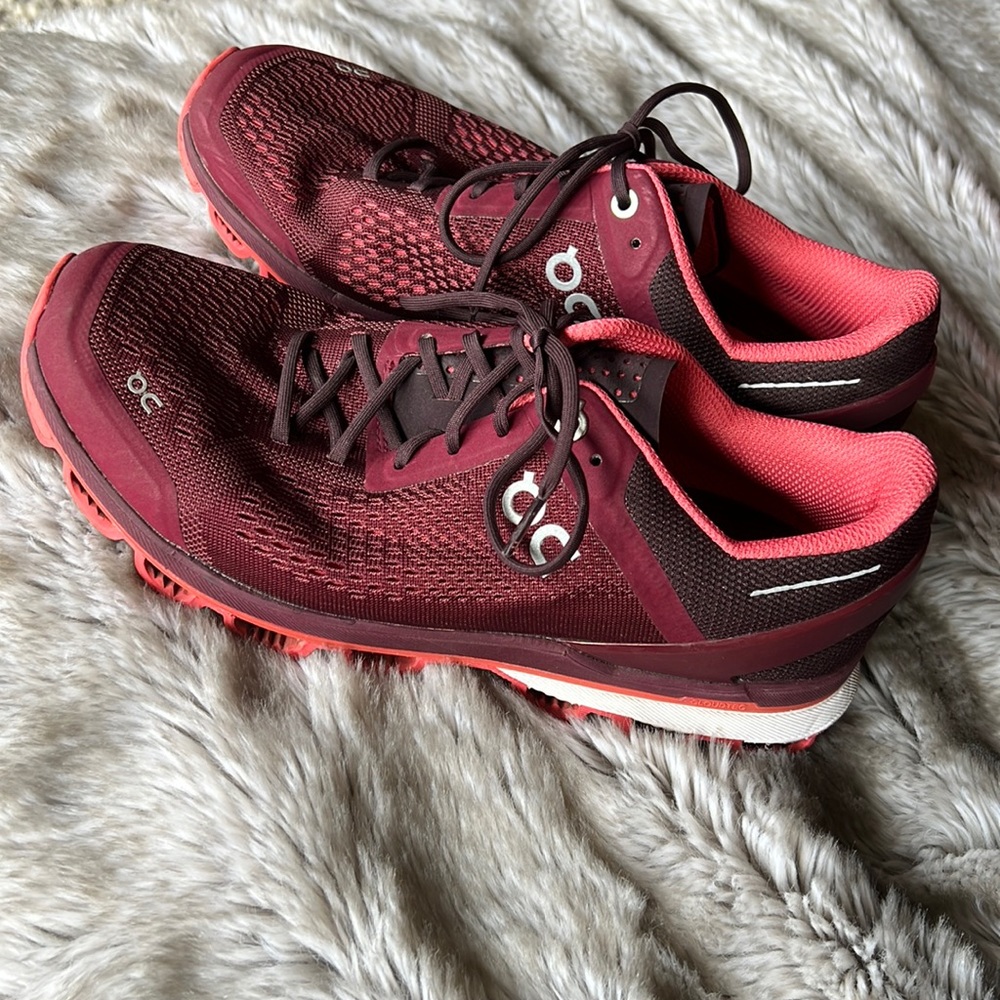 On cloud surfer women’s running shoes 7.5